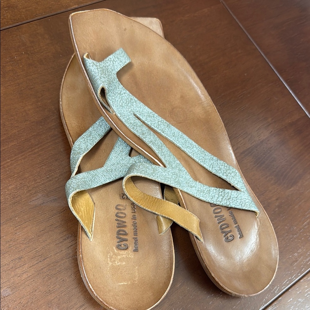 Cydwoq Sandals